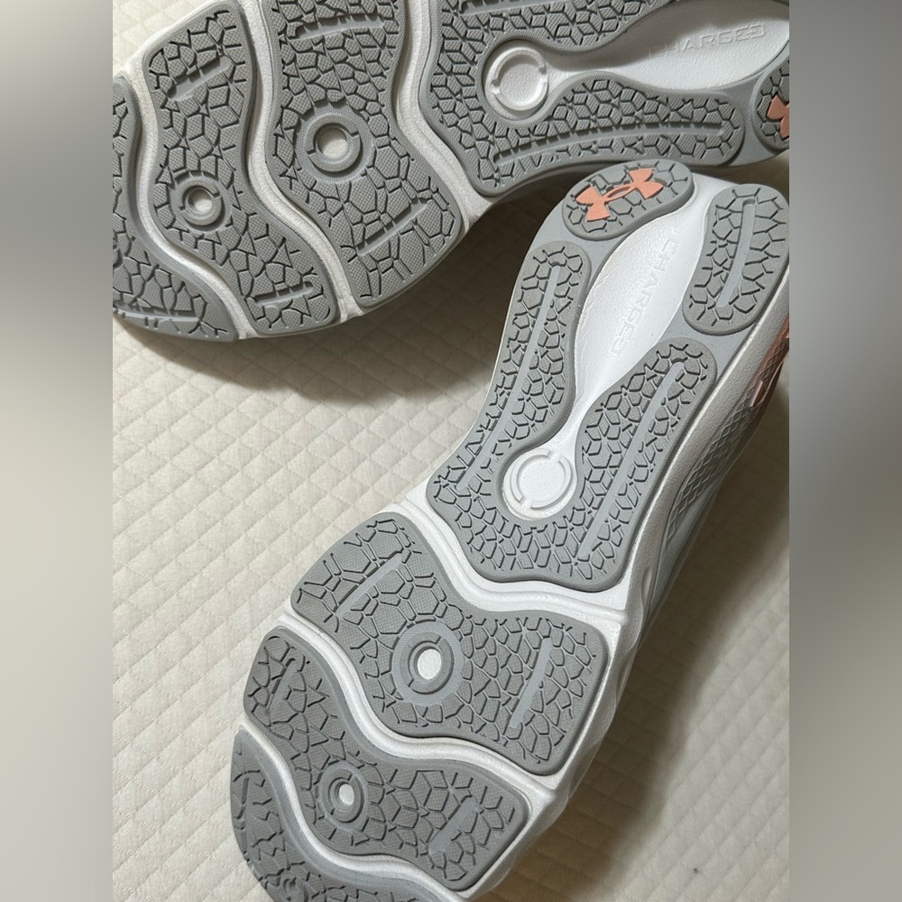 Under Armour Woman’s Sneaker size 7 1/2 gray. Never been wornn🤍 - Picture 3 of 12
